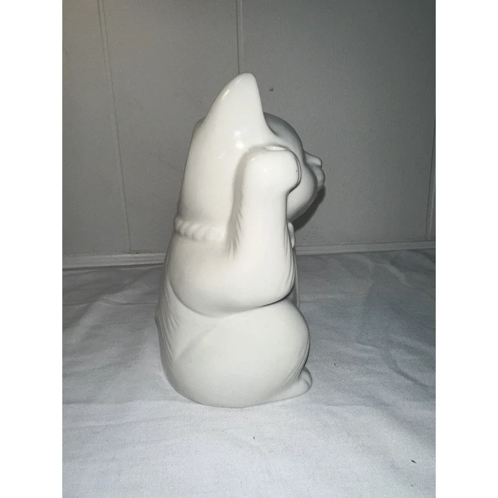 Vintage White‎ Porcelain Maneki Neko Lucky Cat Figurine – Made in China
